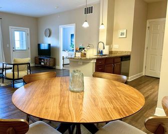 Luxury Polaris 2BR 1st Floor Pet-friendly - Westerville - Essbereich