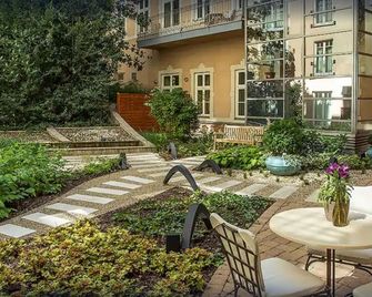 Mamaison Residence Izabella Budapest - Budapest - Patio