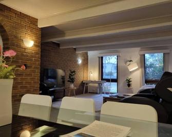 Warm Cosy Paynesville Get-Away - Paynesville - Wohnzimmer