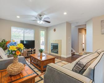 Spacious Bay Point Family Home w/ Private Yard! - Pittsburg - Living room