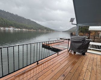 Oh Deer • Waterfront Cabin, private dock, Sleeps 8 - Loon Lake - Balcony