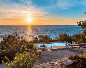 Mareblu, Trullo With Splendid Veranda Facing The Sea Inside The Franchina - Corsano - Piscina
