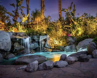 Vista Grande Resort - A Gay Men's Resort - Palm Springs
