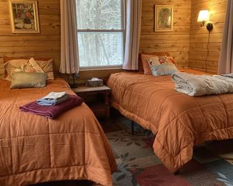 Cabin in the Woods - Richmond - Bedroom
