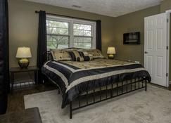 Comfy Cozy Creekside - West Lafayette - Bedroom