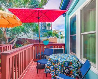 Quintessential Ocean Beach cottage just 1 block from the beach! - San Diego - Balcony
