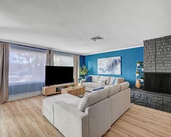 Vibrant Family Home With Pool - Henderson - Living room