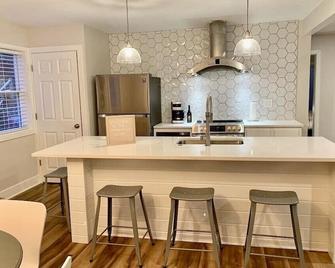 The Parkville Nook - Parkville - Kitchen