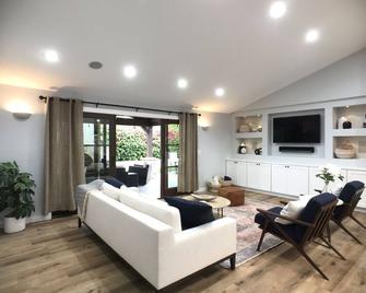 Gorgeous Detached Custom Craftsman Home - Walk to Beach! - Encinitas - Wohnzimmer