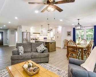 Christys Cottage with Hot Tub - 2 Mi to Beach! - Snow Hill - Sala de estar