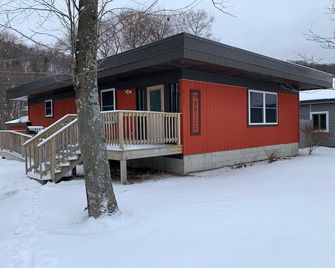 Perfect location for a Pictured Rocks adventure. Snowmobiles & trailers welcome. - Munising - Building