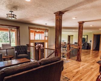 Your country home away from home where kids entertain themselves. - Saint Anthony - Sala de estar