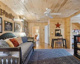 Country Charmer with Inviting Front and Back Porches, Swim Spa, Decks, Fire Pit - Canton - Huiskamer