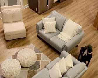 Spacious 4-bedroom house with WiFi and AC in tranquil Ocean Springs - Ocean Springs - Sala de estar