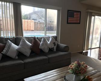 1 Bedroom with Shared Bath. Quiet place for business professional or traveler - Stockton - Sala de estar