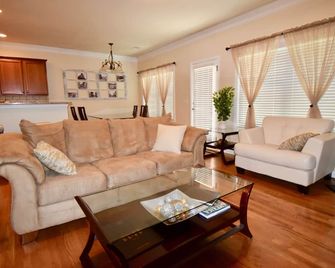 Luxury Townhouse with Oversized Master near Halcyon - Alpharetta - Living room