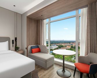 Holiday Inn Express Qingdao Hongdao Station By IHG - Qingdao - Bedroom