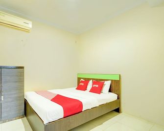 OYO 94393 Boarding Inn - Tegal - Habitación
