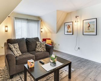 Walk to Town: Charming Unit w/ Balcony in Bedford! - Bedford - Sala de estar