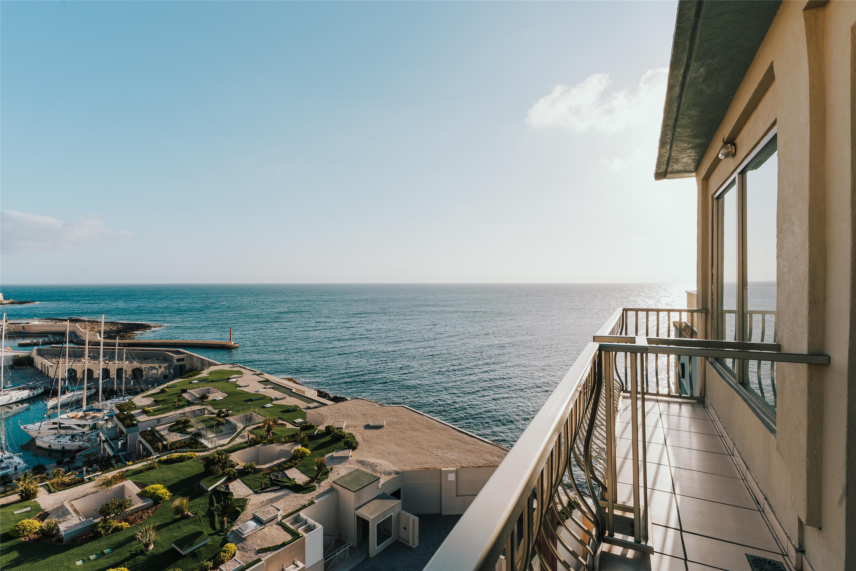 كافاليري هوتل مالتا، أه ميمبر أوف راديسون إنديفيدوالز - ست جوليانس - شرفة