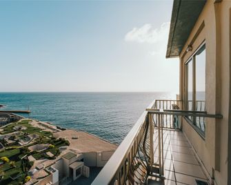 Cavalieri Hotel Malta, a member of Radisson Individuals - St. Julian's - Varanda
