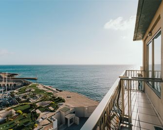 كافاليري هوتل مالتا، أه ميمبر أوف راديسون إنديفيدوالز - ست جوليانس - شرفة