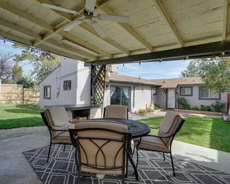 Chic Silver City Getaway with Patio and Gas Grill - Silver City - Binnenhof