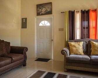 Pearl Island Cottage at Draxhall Country Club - Saint Ann’s Bay - Living room