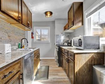 5 Bedroom, 6 Bed Cozy and Spacious Home - Lansing - Kitchen