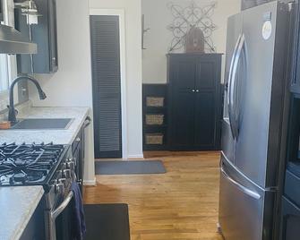 Three bedroom house walking distance to beach and downtown Port Dover - Port Dover - Kitchen