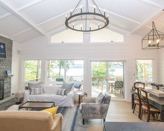 Peaceful Paradise: 'Gorgeous Cayuga Lake Views Near Ithaca!' - Lansing - Living room