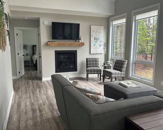 Waterfront Cottage and Sauna on Beautiful Black Donald Lake - Calabogie - Living room