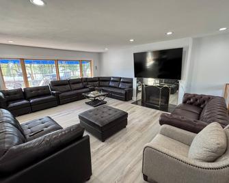 Large Custom Home with firetable, river access, Smart TV's, yard games and more - Rockford - Living room