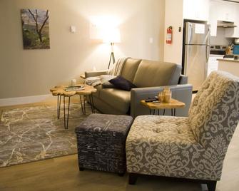 M&M's Maple Bay Mountain Guesthouse - Licensed - Duncan - Living room