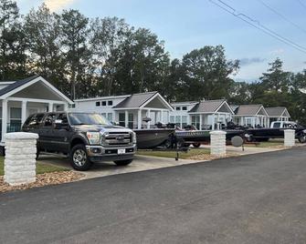 Lakeside Chic: Stylish Family Tiny Home Retreat #2 - Lincoln - Building
