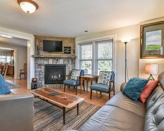 Delightful Cottage - Large Hot Tub/Spa - Hot Springs - Living room