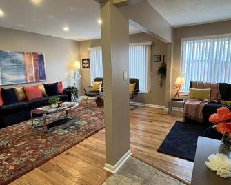 Calm & Cozy 3br King Bed Free Wifi | Washer Dryer - Clinton Township - Living room