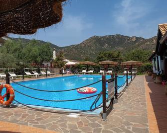 iH Hotels Le Zagare Resort - Villasimius - Bể bơi