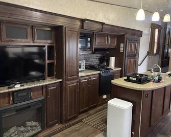 Entire 1bedroom RV Camper - Fort Pierce - Kitchen