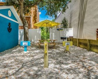 Sol & Luna Cottages, bright, modern & beautiful - Indian Rocks Beach - Patio