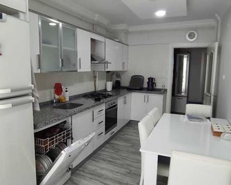 Well-Maintained 2+1 Apartment in the Center - Eskişehir - Kitchen