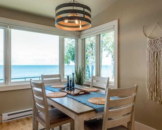 Bay Cliff Cottage Retreat | A Southern Door County Retreat - Algoma - Eetruimte