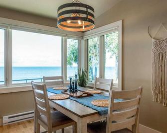Bay Cliff Cottage Retreat | A Southern Door County Retreat - Algoma - Dining room