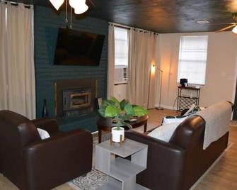 Cozy, modern and private Guest Suite - Murfreesboro - Living room