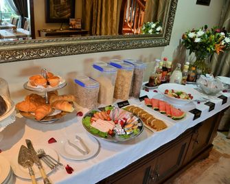 Indlovukazi Guesthouse - Hartbeespoort - Buffet