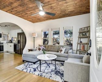 Soco | Creekside Bungalow - Portoro - Austin - Living room