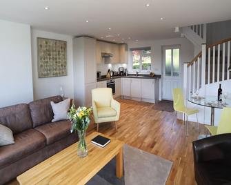 Purpose built, comfortable, one bed apartment walking distance of Marlow - Marlow - Living room