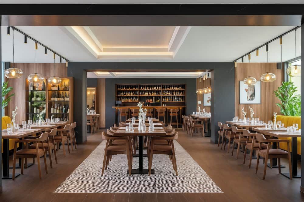 One66 - Luxury Aparthotel - בראסוב - מסעדה
