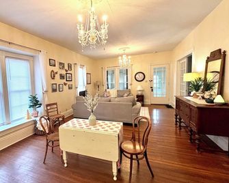 Natural Nesting Grounds - Boone, Ia - Boone - Dining room