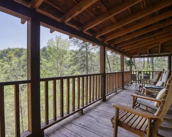 Bear Pause - 2 Bedrooms, 2 Baths, Sleeps 6 Cabin by RedAwning - Cosby - Balcony